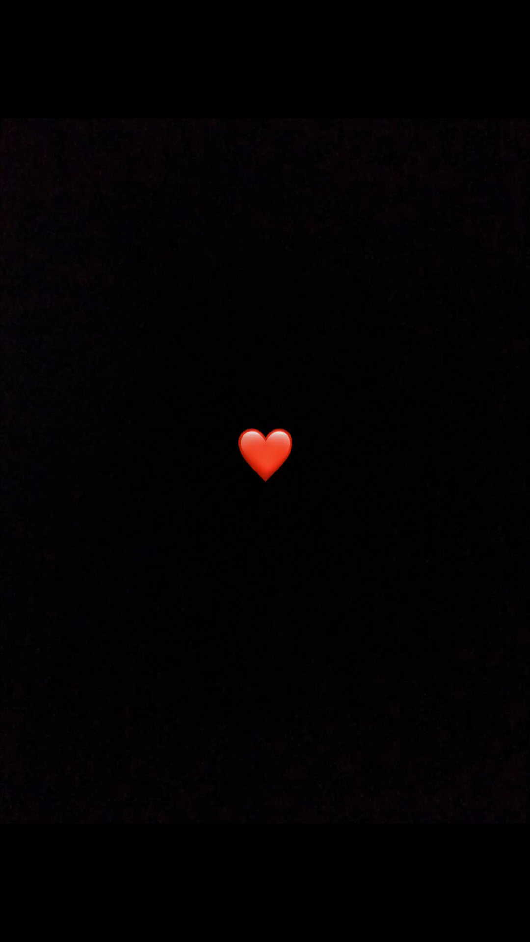 Красное сердечко на черном фоне