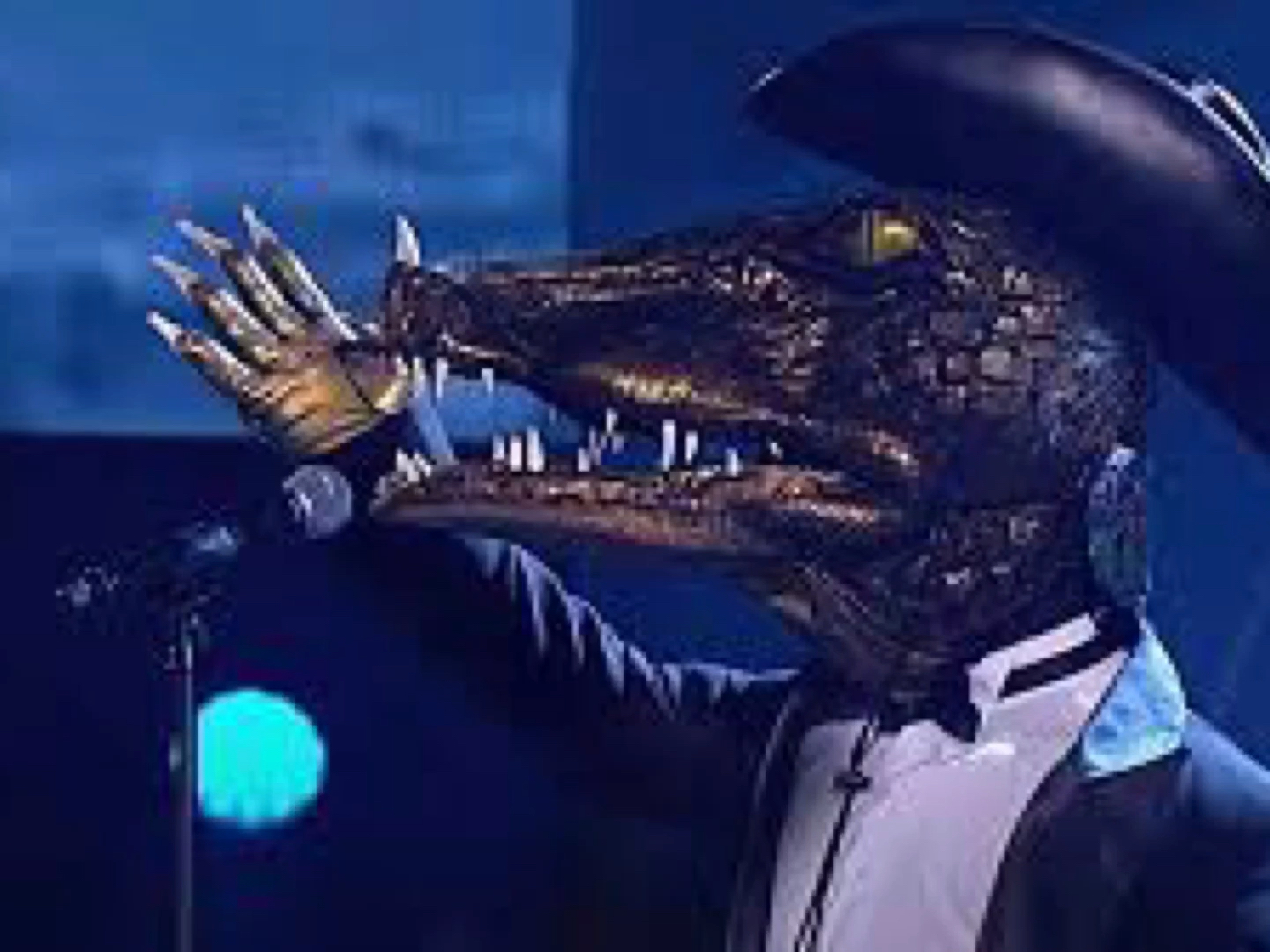 Маска крокодил песни. Джонни крокодил шоу маска.
